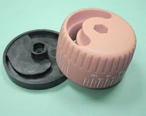 Luftregulierknopf in rosa mit abnehmbarem schwarzen Unterteil. Produkt von Remeha, erkennbar an der Form und der Skala an der Seite.